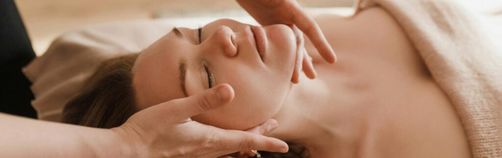 Bild Gesichtsbehandlung wie Hände um ein weibliches Gesicht streichen