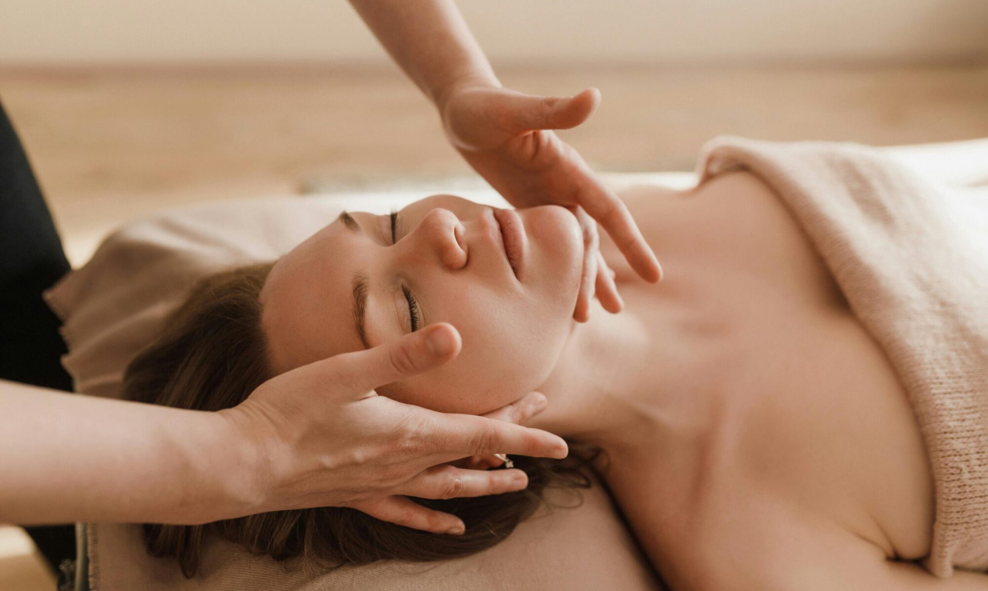 Bild Gesichtsbehandlung wie Hände um ein weibliches Gesicht streichen