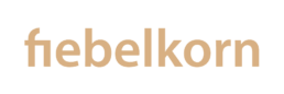 Schriftzug in Hautton und einer sehr reduzierten Schrift mit dem Namen fiebelkorn als Wortmarke