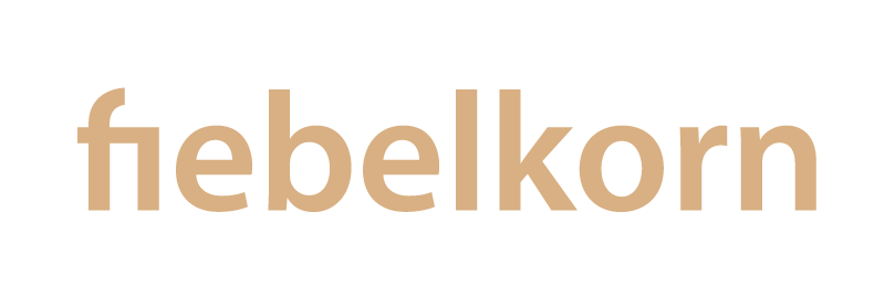 Schriftzug in Hautton und einer sehr reduzierten Schrift mit dem Namen fiebelkorn als Wortmarke